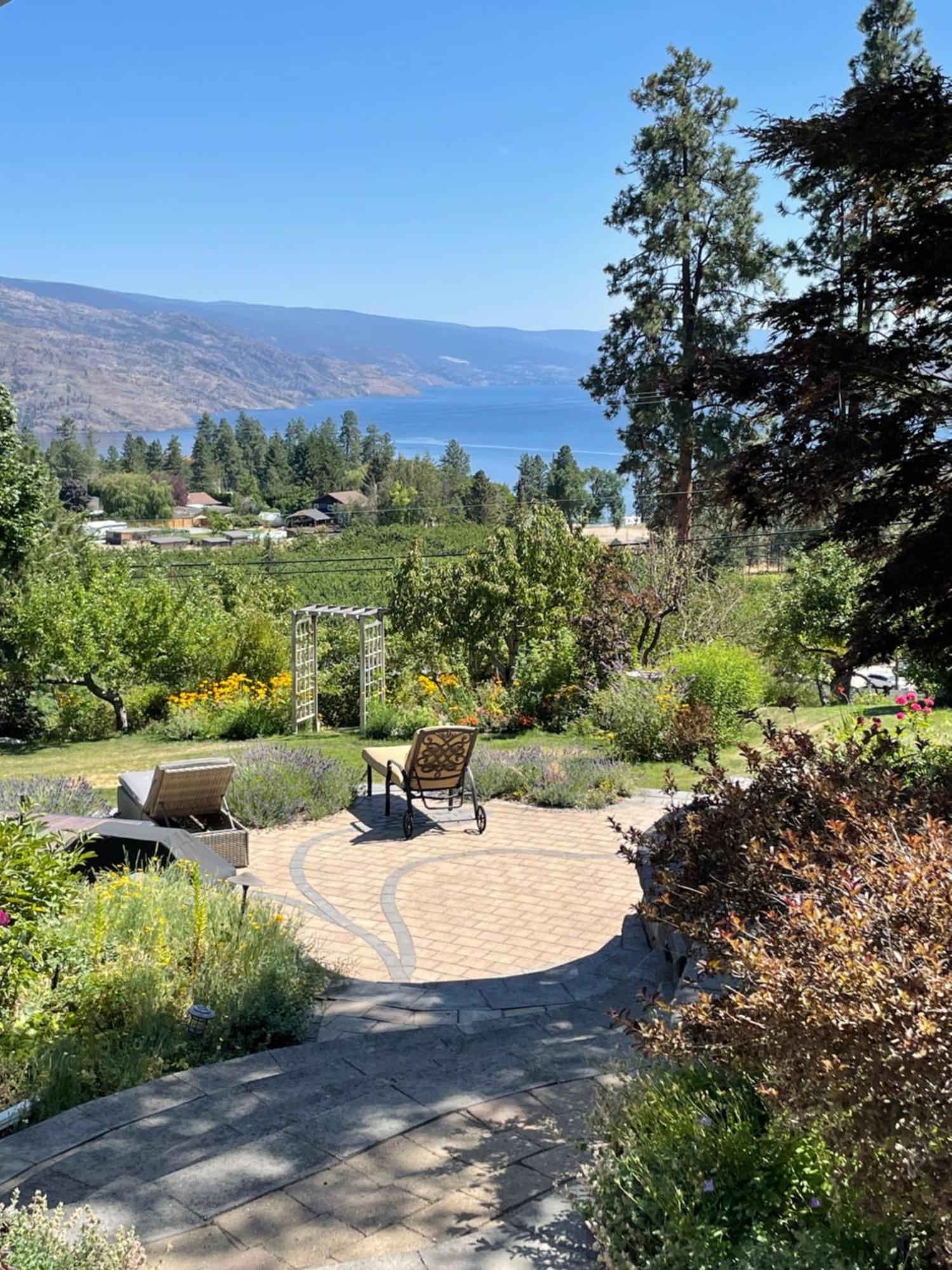 Lakeview Gardens B&B Peachland Exterior photo