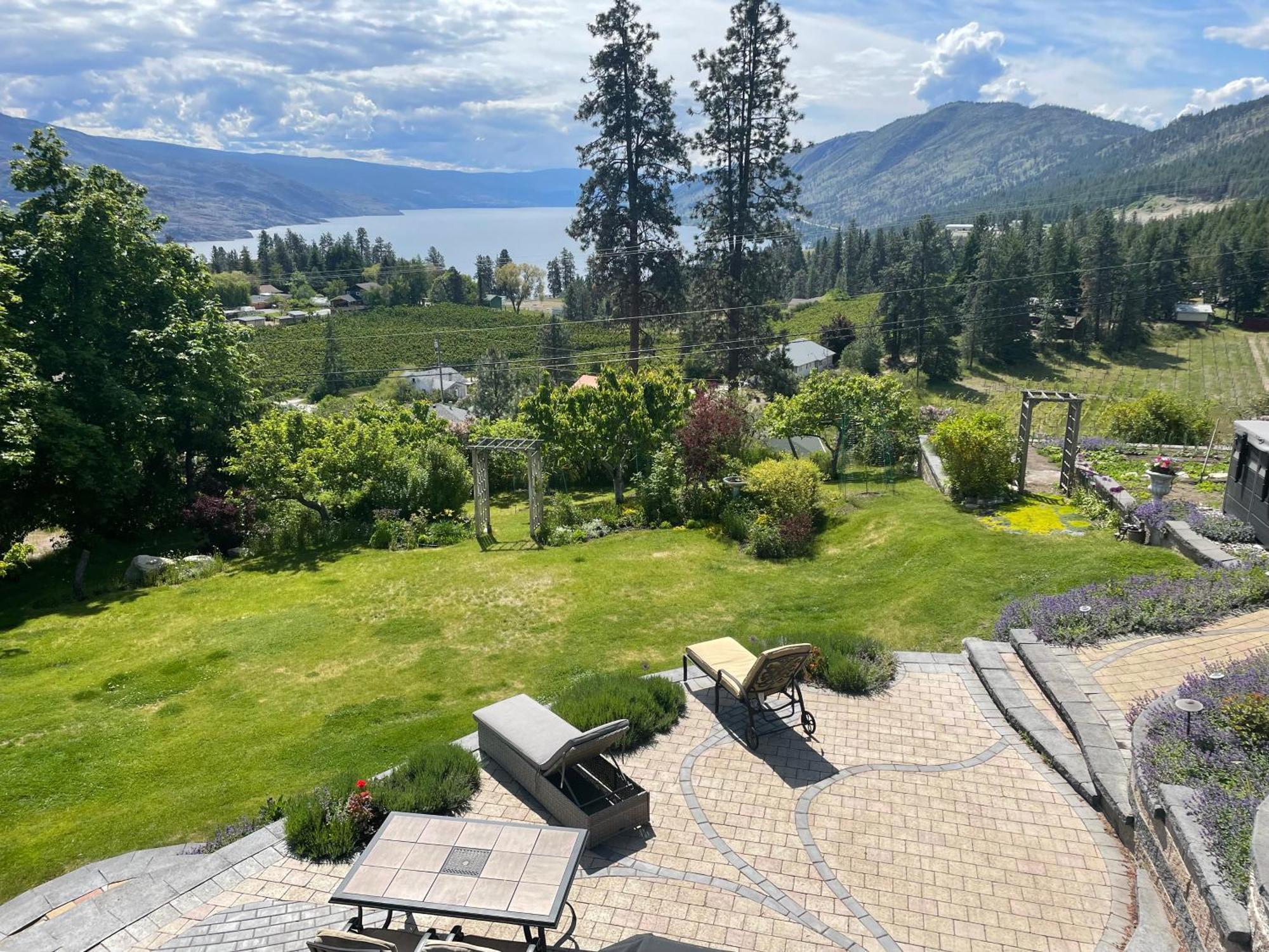 Lakeview Gardens B&B Peachland Exterior photo